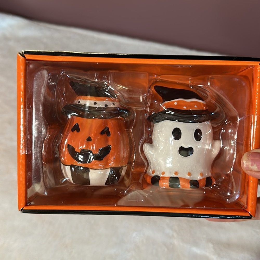 Jack o” Lantern Lane ceramic 2-pice salt & pepper shaker set